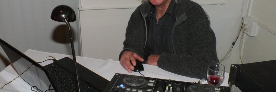 Is dit nou Zorro of is dit Raymond Rabe by sy Musiekfabriek wat weer vir die jeukende voete tydens die Birkenhead Boothengel-klub se Lentedans gaan sorg?